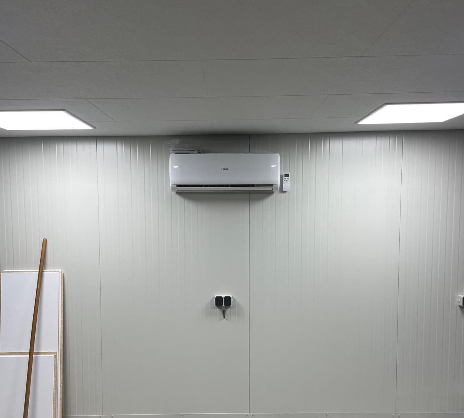 Airco binnenunit in een bedrijfsruimte