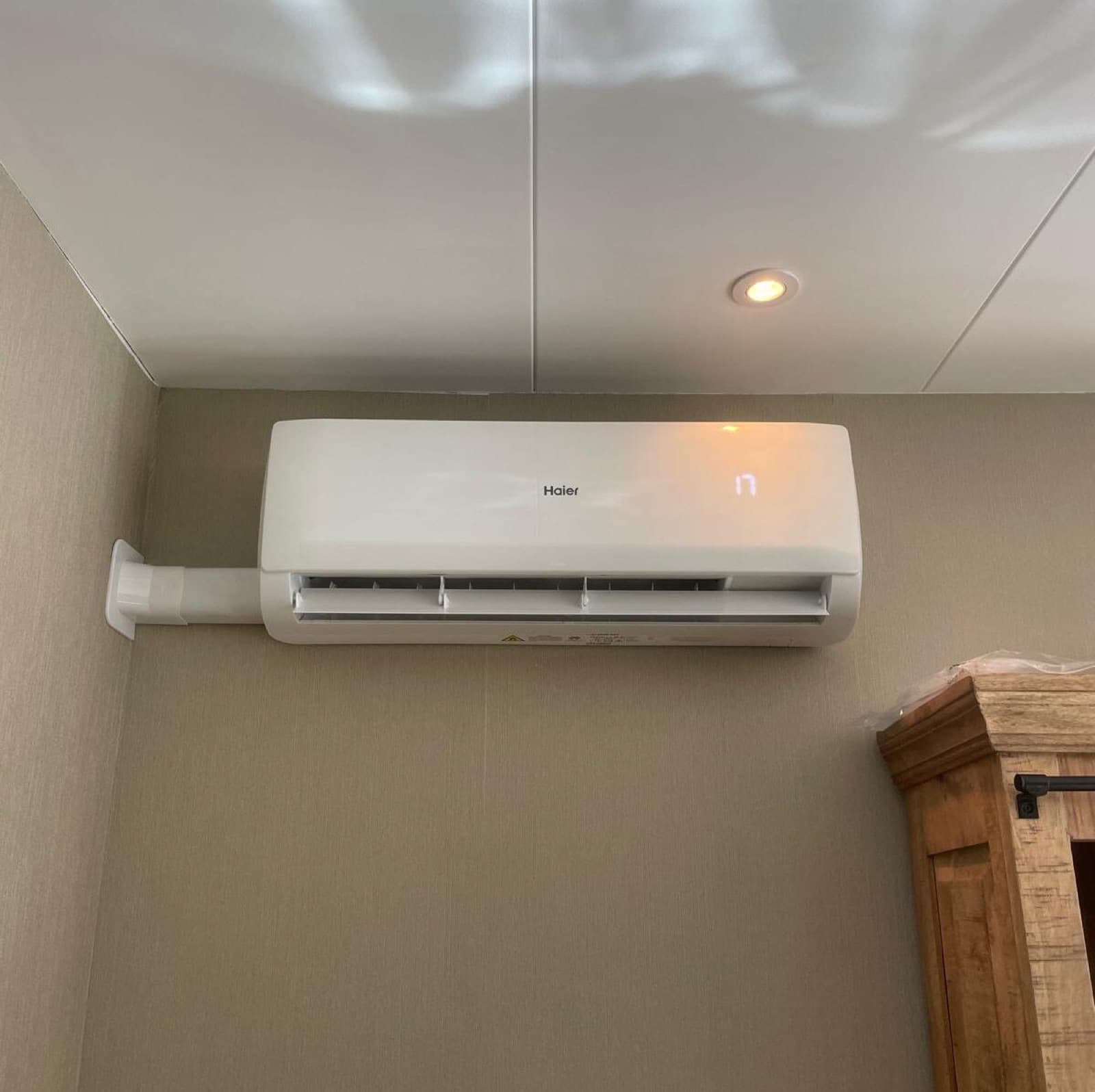 Airco binnenunit aan de muur in een woonkamer