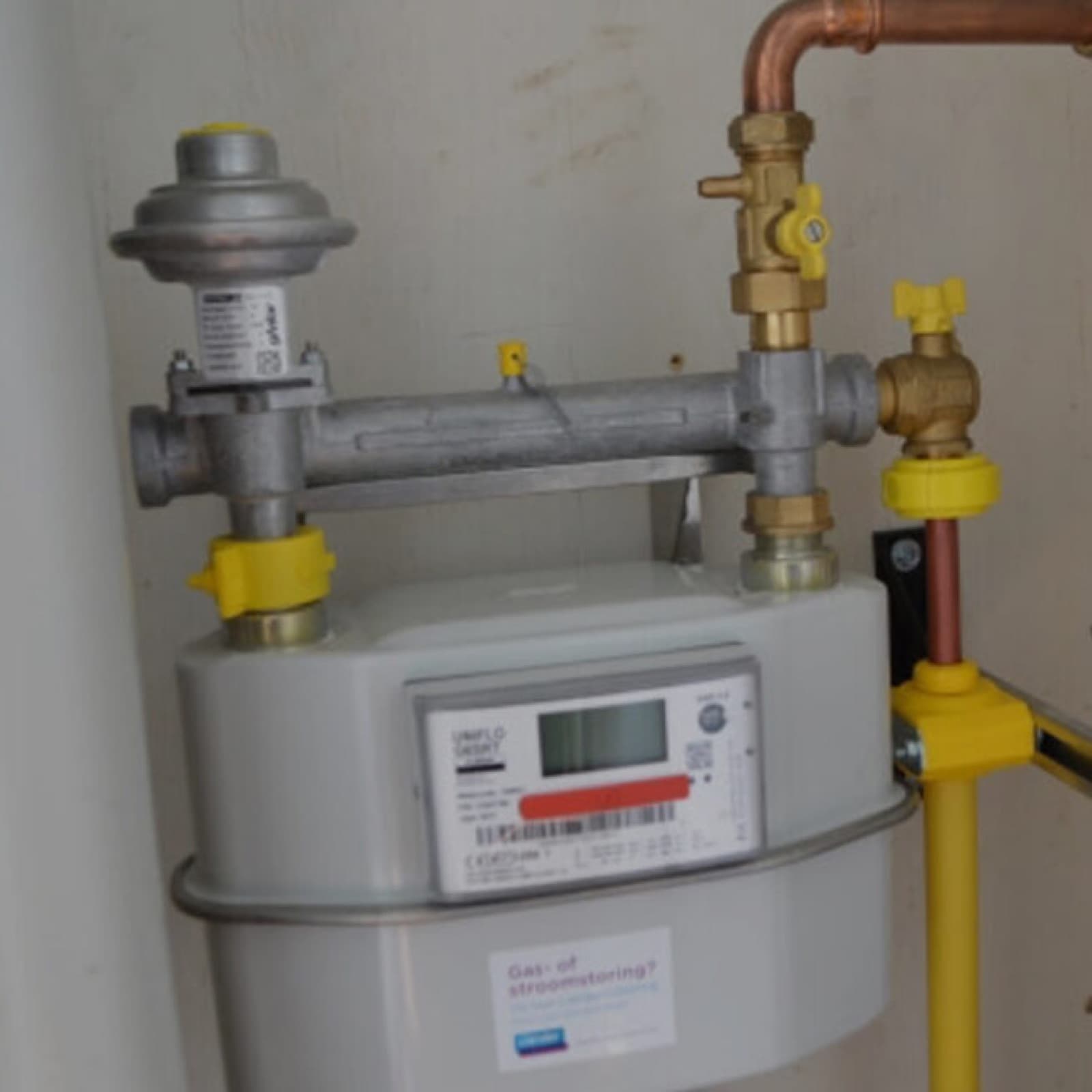 Gasmeter met nieuw aangesloten gasleidingen