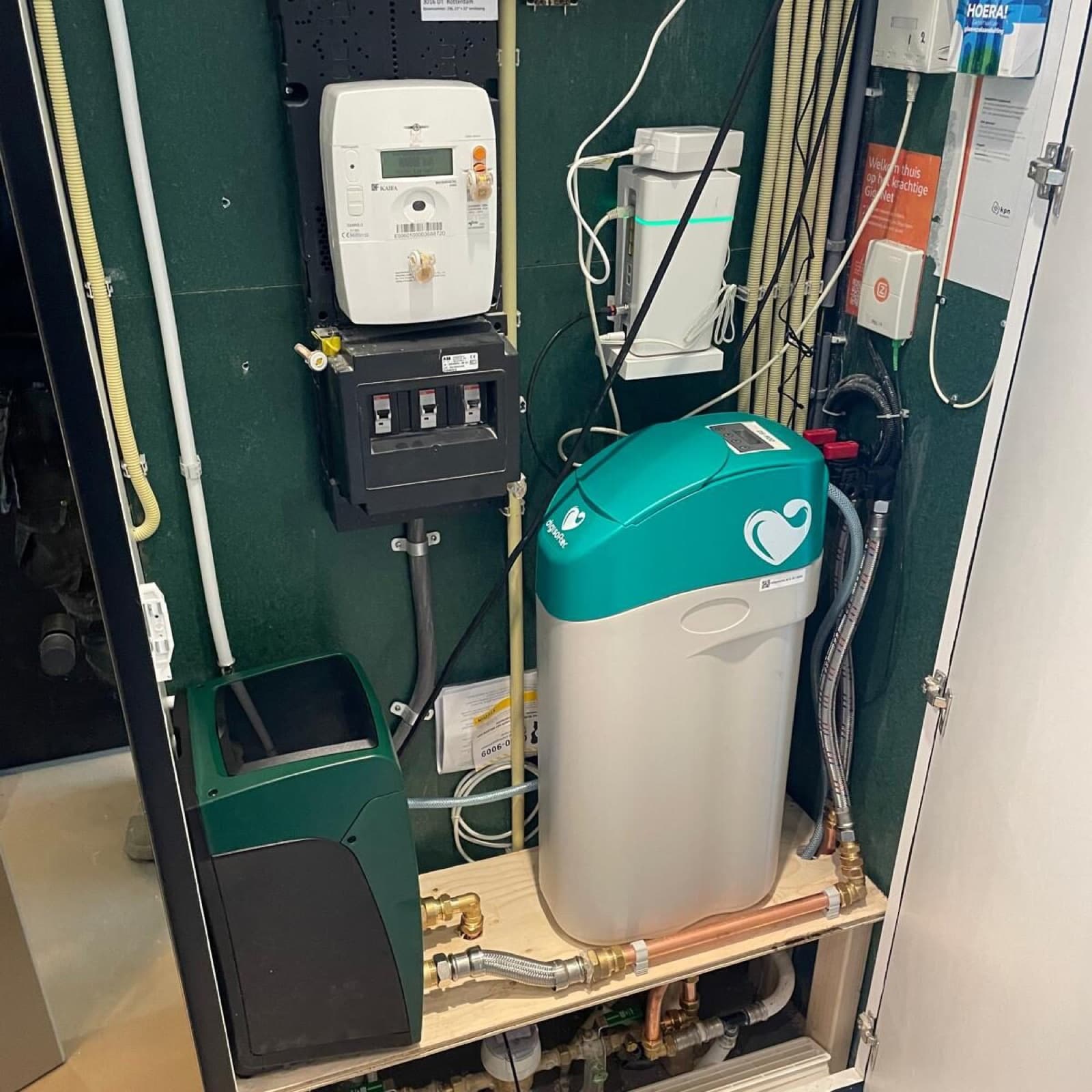 Meterkast met waterontharder en nieuw leidingwerk
